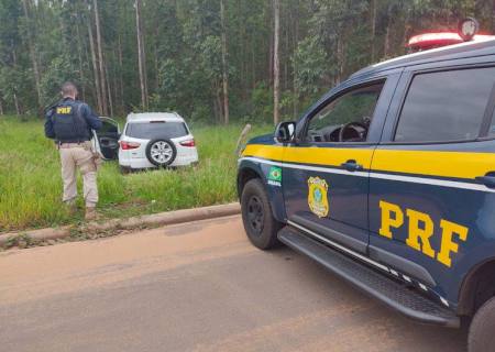 Durante fuga da PRF, motorista abandona carro cheio de maconha em Água Clara