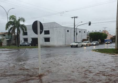 Defesa Civil emite alerta de chuvas intensas e pede para população evitar áreas alagadas