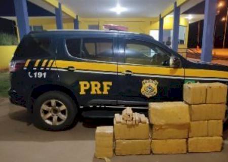Em Eldorado, condutor foge da PRF e abandona carro com mais de 200 quilos de maconha