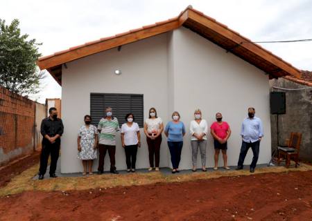 Famílias comemoram vida nova com a entrega de moradias