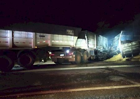Caminhões pegam fogo após acidente e motorista morre preso às ferragens