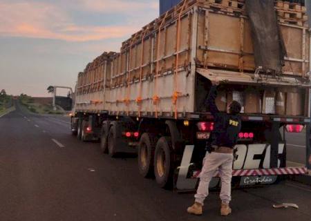 PRF apreende carreta carregada com cigarros contrabandeados em Eldorado