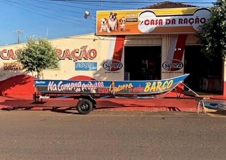 Casa da Ração loja 1 recebe barco de alumínio que será sorteado em julho
