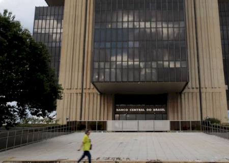 Bolsonaro nomeia presidente e diretores do BC para mandatos fixos