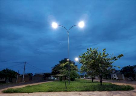 Prefeitura faz papel da Energisa e religa iluminação pública do Celina Gonçalves