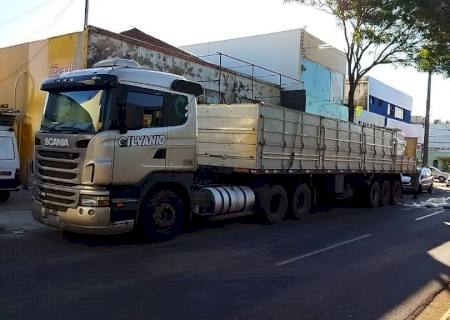 Homem tem suspeita de fratura na perna, após carga de piso cair de carreta em Dourados