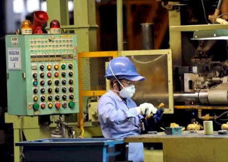 Produção industrial cresce em maio, após queda em abril, diz CNI