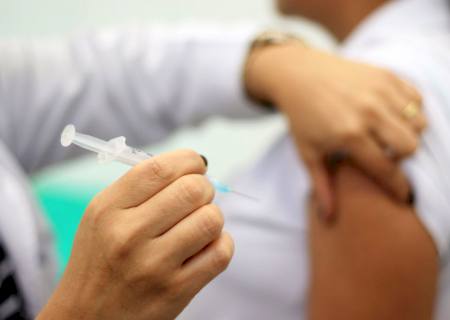 Saúde disponibiliza 1ª dose da vacina contra covid-19 em Nova Andradina