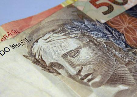 Bolsonaro sanciona lei que protege consumidores do superendividamento