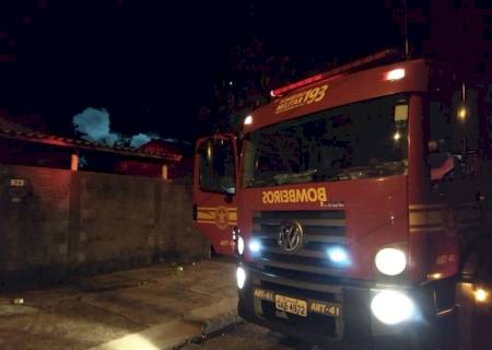 Vídeo: Incêndio em residência mobiliza o Corpo de Bombeiros Militar em Nova Andradina