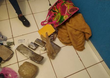 Polícia Militar prende mãe e apreende filha de 15 anos por tráfico de drogas em Rio Negro