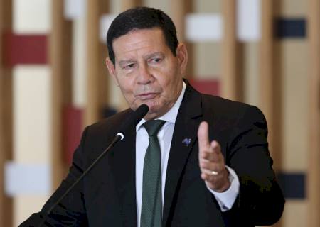 Mourão é aconselhado por aliados a renunciar ao cargo