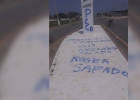 Pichação com ameaças do PCC deixa policiais em alerta após mortes na fronteira de MS