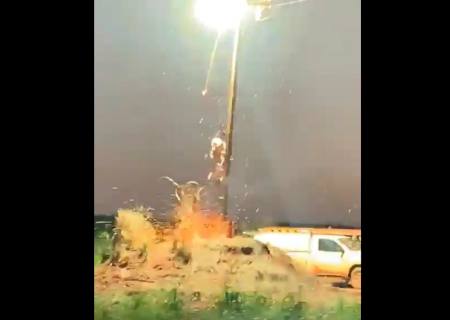Vídeo: Em Nova Andradina, fogo em fiação elétrica surpreende funcionário da Energisa durante reparo