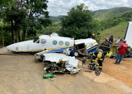Avião de Marília Mendonça é retirado e passará por perícia mais detalhada