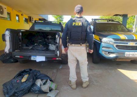 PRF apreende mais de 300 kg de drogas em carro furtado em Água Clara