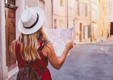 Com mais da metade da população imunizada, turismo ganha novo fôlego no país