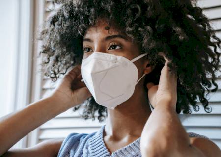 Especialistas recomendam uso de máscaras mais eficazes contra a Ômicron