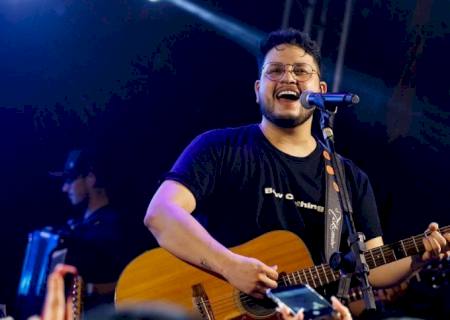 Sertanejo Maurílio morre aos 28 anos após 2 semanas internado
