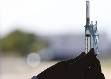 Estudo indica que vacinas aumentam proteção de quem já teve covid-19
