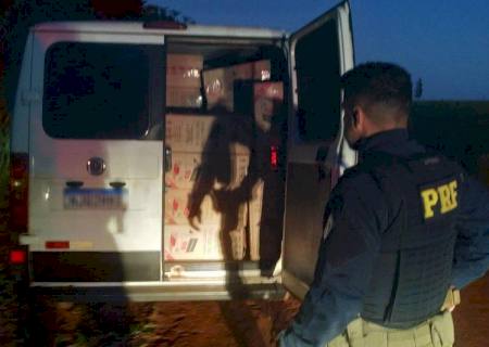 Durante fuga da PRF, contrabandista abandona van com 45 mil maços de cigarros