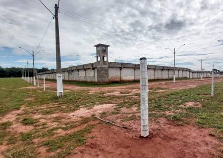 Para inibir arremessos de ilícitos, cerca perimetral é instalada na Penitenciária de Três Lagoas