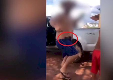 Vídeo: Servidor de Ivinhema é flagrado exibindo arma durante festa com crianças