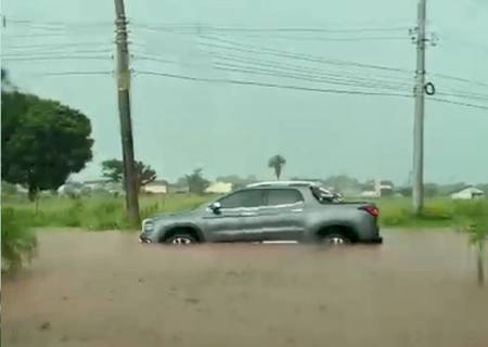Vídeo: Chuvas fortes deixam ruas e avenidas alagadas em Nova Andradina