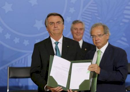 Presidente assina decreto para reduzir IOF sobre câmbio