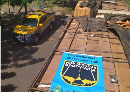 Polícia Militar Rodoviária apreende carga ilegal de madeira na MS-395