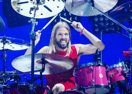 Taylor Hawkins, baterista do Foo Fighters, morre aos 50 anos