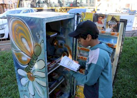 Cultura de Mão em Mão transforma praça em grande espaço de leitura e contação de histórias