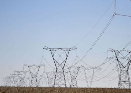 Ministro intermedia acordo para suspensão de reajuste da conta de luz