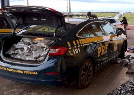 PRF apreende carro roubado e carregado com maconha e skunk em Naviraí