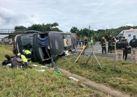 Dupla sertaneja e equipe sofrem grave acidente de ônibus em rodovia no interior de SP