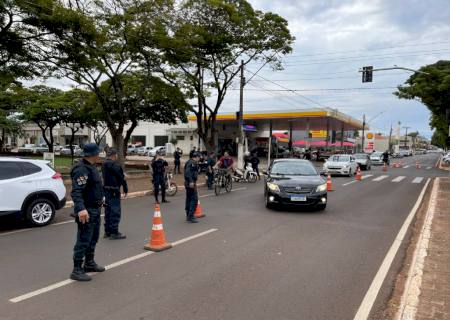 Motociclista é detido em blitz por direção perigosa e pilotar sem habilitação