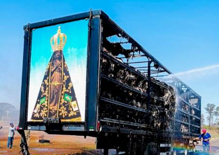 Carreta com algodão pega fogo, mas painel de Nossa Senhora Aparecida fica intacto em Bataguassu