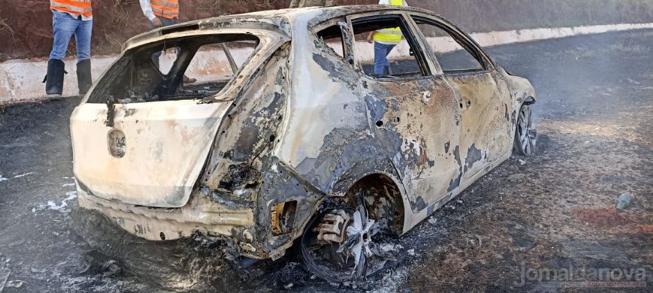 Veículo é consumido pelo fogo na MS-141 entre Ivinhema e Naviraí