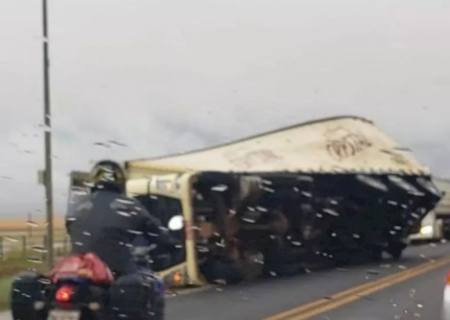 Vendaval tomba carretas na BR-163 e causa estragos em São Gabriel do Oeste