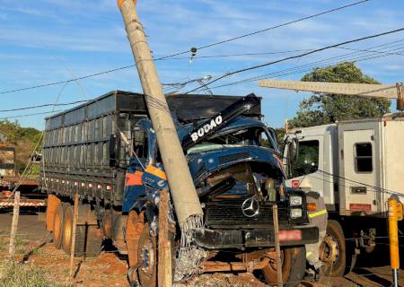 Motorista de caminhão bate em poste e é preso suspeito de embriaguez em Nova Andradina