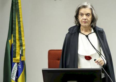 Cármen Lúcia toma posse como ministra efetiva do TSE