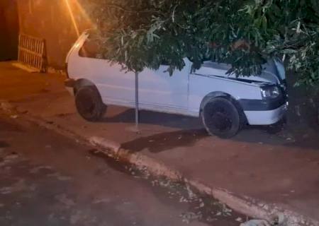 Motorista colide carro em árvore e é preso por embriaguez em Bataguassu