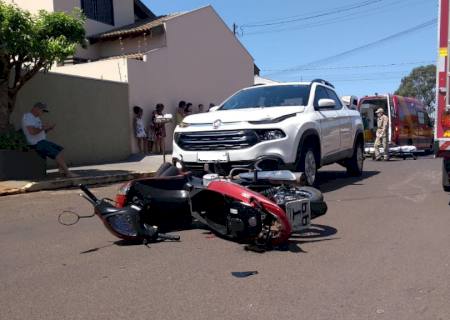 Colisão entre carro e motoneta deixa idoso com ferimentos graves em Nova Andradina