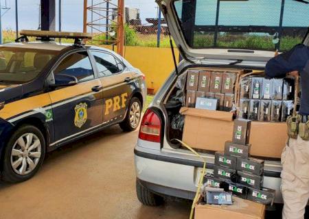 Ao avistar a PRF, contrabandista abandona carro carregado com cigarros em Eldorado