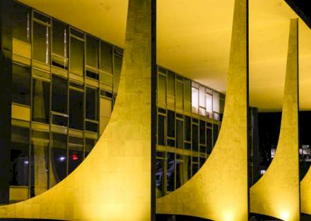 Maioria no STF vota por manter resolução do TSE sobre fake news