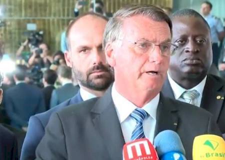 Em discurso rápido, Bolsonaro agradece votos e diz que protestos revelam ''indignação''