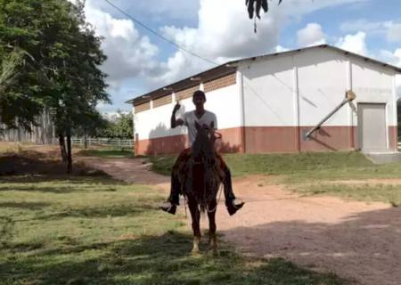 Homem cai de trator e morre atropelado em Rochedo