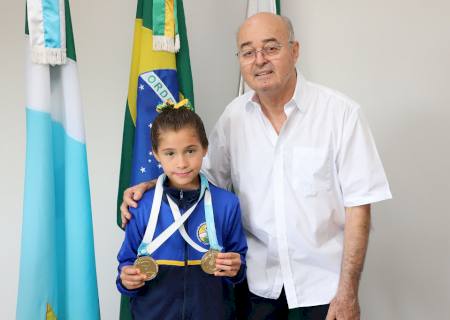 Atual bicampeã brasileira de kung fu wushu visita prefeito em Nova Andradina