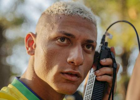 Vídeo: Antes de ir à Copa, Richarlison ''adotou'' onça-pintada no Pantanal