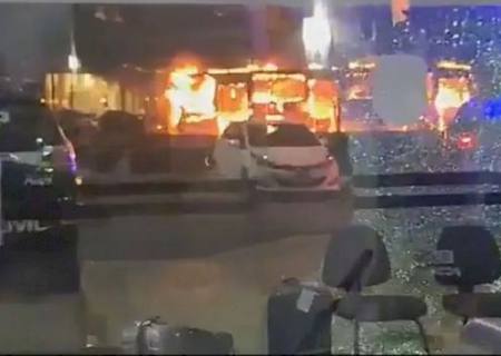 Manifestantes tentam invadir sede da PF e queimam veículos no DF